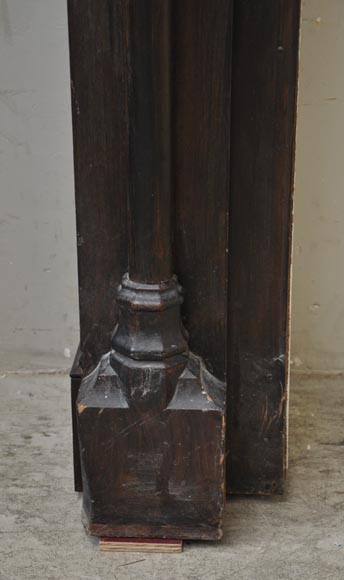 Старинный деревянный камин в неоготическом стиле, украшенный в декоративной манере «трубадур».-7